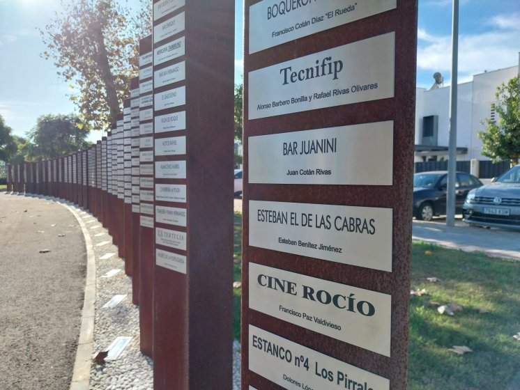 R&oacute;tulo en chapa de acero inoxidable grabada en bajo relieve y patina de tinta para exterior. Trabajos para Ayuntamiento de en Dos Hermanas Sevilla.