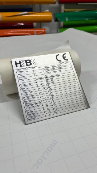 R&oacute;tulo en chapa de aluminio identificativa grabada en impresi&oacute;n. Trabajos para H2B2 en Dos Hermanas Sevilla.