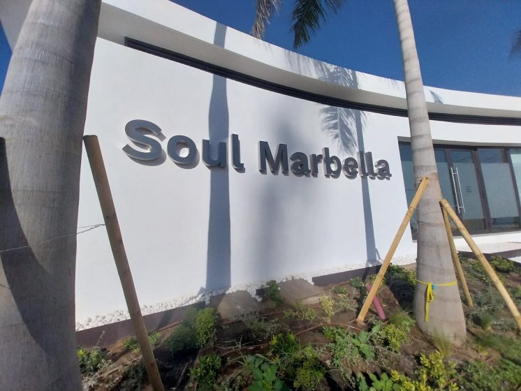 R&oacute;tulo en letras corp&oacute;reas de acero inoxidable en Sotogrande. Trabajos para Bilba Constructora Andaluc&iacute;a en &Aacute;lora M&aacute;laga.