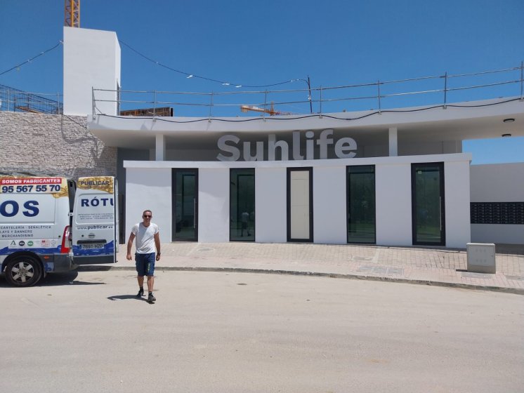 R&oacute;tulo en letras corp&oacute;reas de acero inoxidable en Sotogrande. Trabajos para Bilba Constructora Andaluc&iacute;a en &Aacute;lora M&aacute;laga.