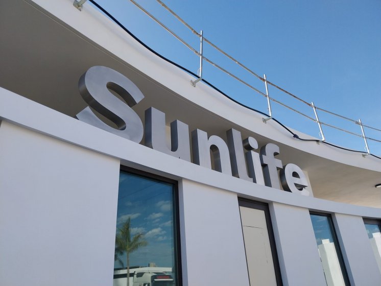 R&oacute;tulo en letras corp&oacute;reas de acero inoxidable en Sotogrande. Trabajos para Bilba Constructora Andaluc&iacute;a en &Aacute;lora M&aacute;laga.