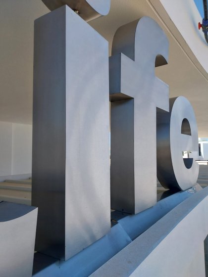 R&oacute;tulo en letras corp&oacute;reas de acero inoxidable en Sotogrande. Trabajos para Bilba Constructora Andaluc&iacute;a en &Aacute;lora M&aacute;laga.