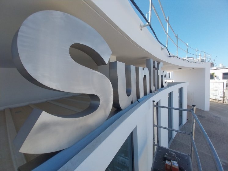 R&oacute;tulo en letras corp&oacute;reas de acero inoxidable en Sotogrande. Trabajos para Bilba Constructora Andaluc&iacute;a en &Aacute;lora M&aacute;laga.