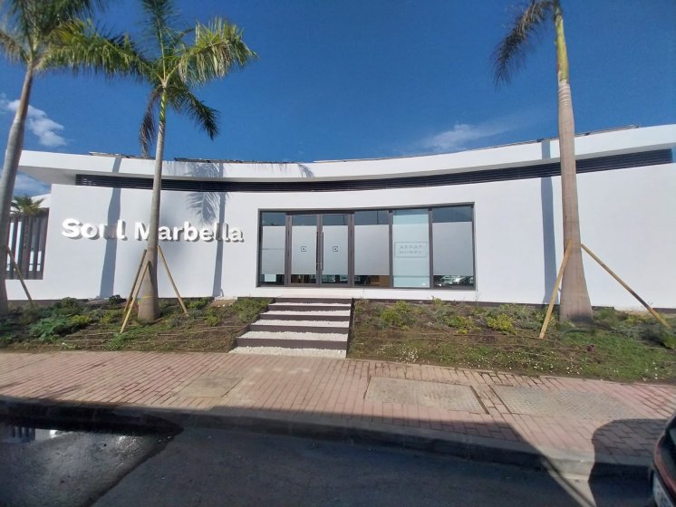 R&oacute;tulo en letras corp&oacute;reas de acero inoxidable en Sotogrande. Trabajos para Bilba Constructora Andaluc&iacute;a en &Aacute;lora M&aacute;laga.