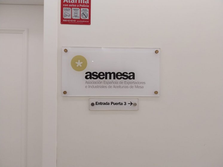 R&oacute;tulo en placa de metacrilato incoloro con rotulaci&oacute;n a la inversa para Asemesa Sevilla.