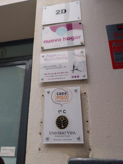 R&oacute;tulo en placa de metacrilato incoloro con rotulaci&oacute;n a la inversa para CasaPiso en Dos Hermanas Sevilla.