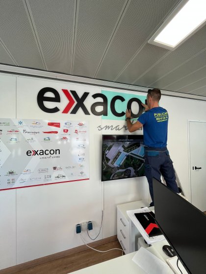 R&oacute;tulo recortado en PVC y lacado para Exxacon Entren&uacute;cleos Dos Hermanas Sevilla.