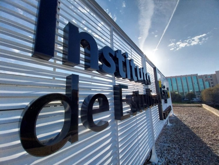 R&oacute;tulos en letras corp&oacute;reas iluminadas con led, Instituto Cajasol. Trabajo para el Grupo Recio en Sevilla.