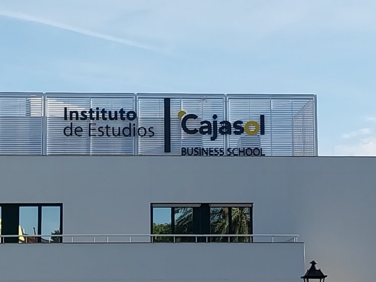 R&oacute;tulos en letras corp&oacute;reas iluminadas con led, Instituto Cajasol. Trabajo para el Grupo Recio en Sevilla.