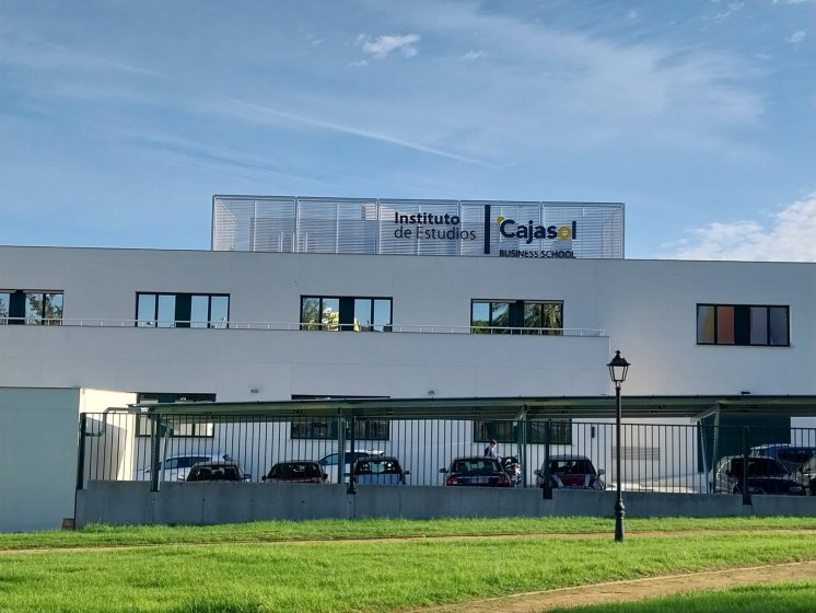 R&oacute;tulos en letras corp&oacute;reas iluminadas con led, Instituto Cajasol. Trabajo para el Grupo Recio en Sevilla.