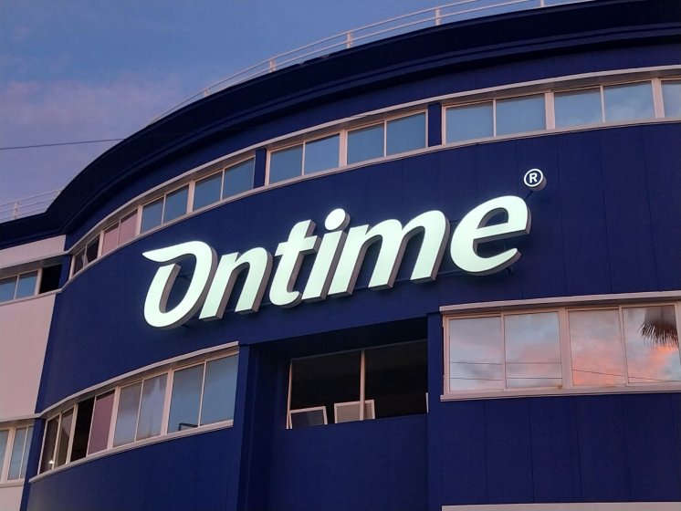 R&oacute;tulos en letras corp&oacute;reas iluminadas con led, Ontime. Trabajo para el Spal Servicios en Sevilla.