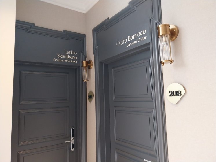 R&oacute;tulos en vinilo de habitaciones en hotel Dom&iacute;nguez en Sevilla.
