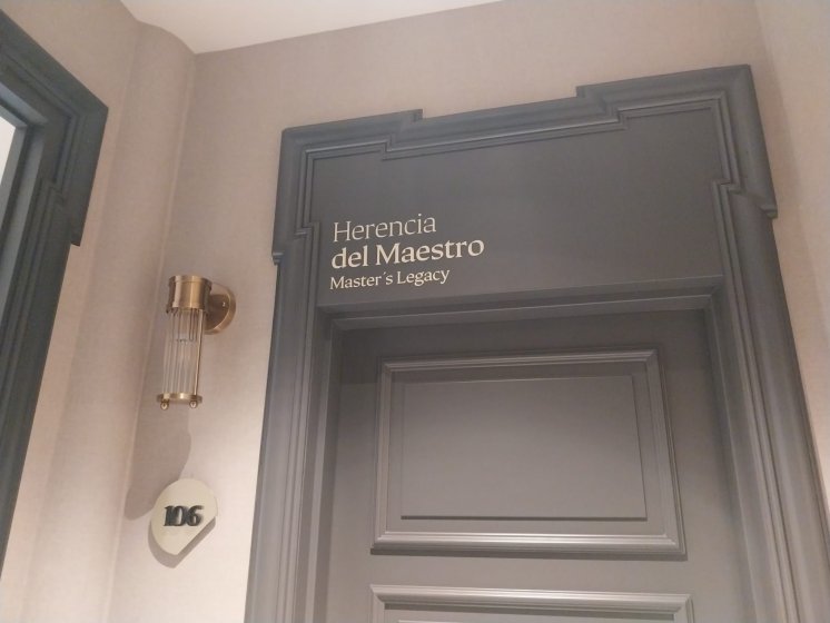 R&oacute;tulos en vinilo de habitaciones en hotel Dom&iacute;nguez en Sevilla.