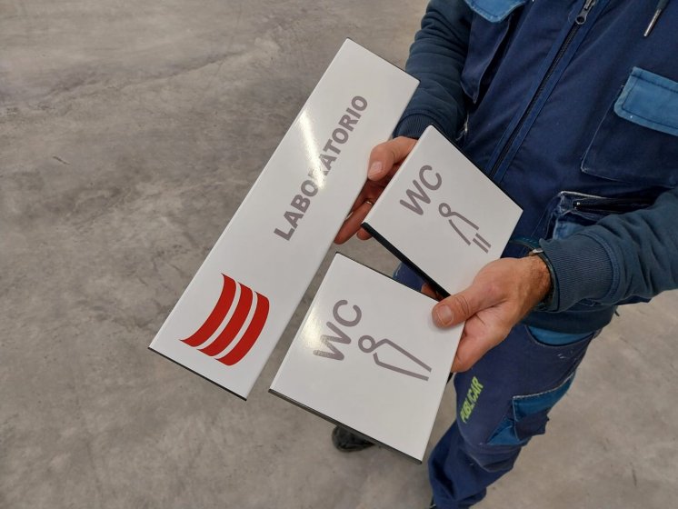 R&oacute;tulos en vinilo sobre lama plana y tapas laterales. Para Envases Dos Hermanas Sevilla.