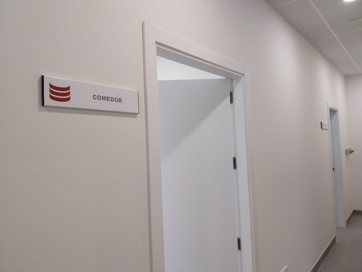 R&oacute;tulos en vinilo sobre lama plana y tapas laterales. Para Envases Dos Hermanas Sevilla.