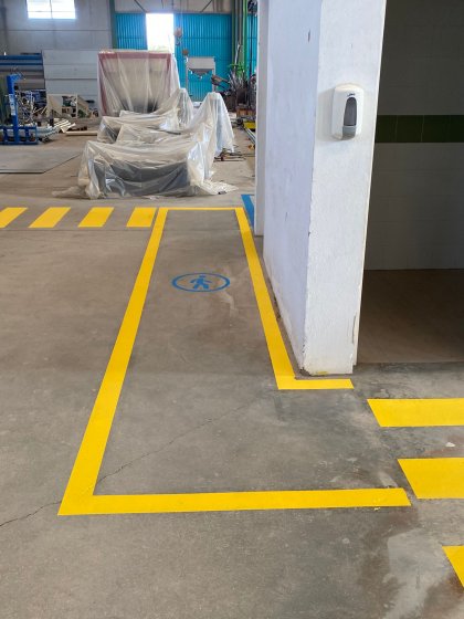 Se&ntilde;alizaci&oacute;n de suelo para fabrica de Domar en Sevilla.