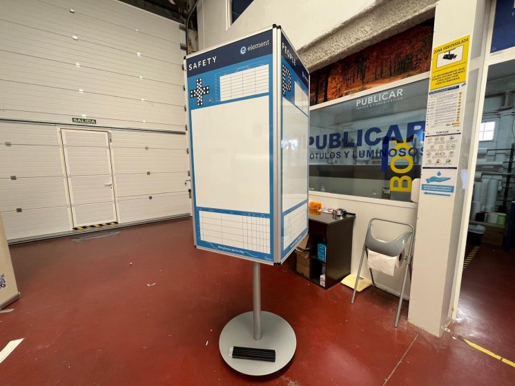 T&oacute;tem o monolito con ruedas y con 4 caras portando pizarras magn&eacute;ticas y rotuladas para Element Sevilla.