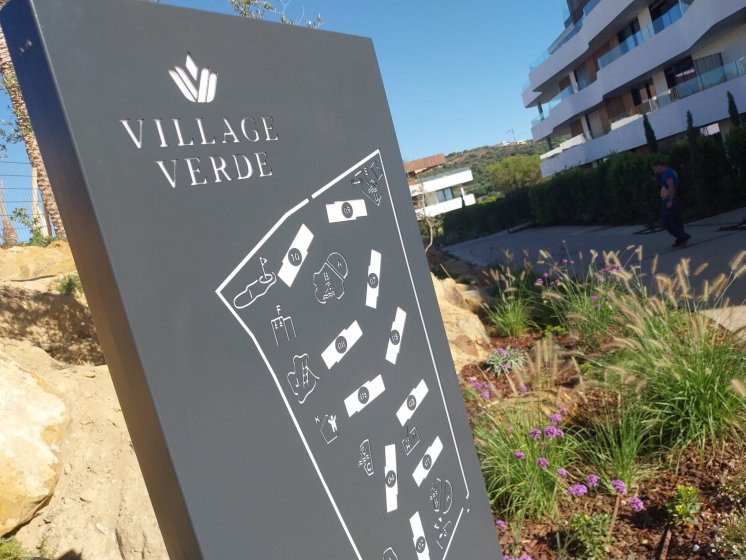 Tótem retroiluminado para urbanización Village Verde fase II en Sotogrande Cádiz.