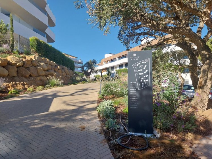Tótem retroiluminado para urbanización Village Verde fase II en Sotogrande Cádiz.