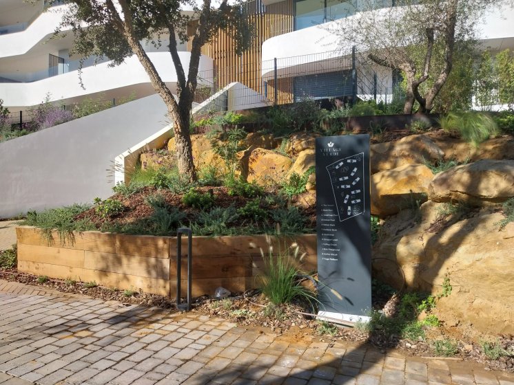 Tótem retroiluminado para urbanización Village Verde fase II en Sotogrande Cádiz.