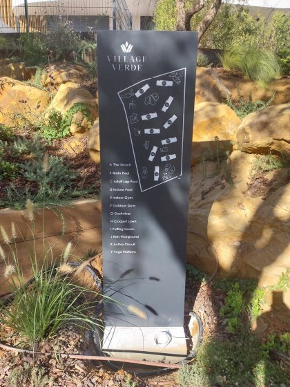 Tótem retroiluminado para urbanización Village Verde fase II en Sotogrande Cádiz.