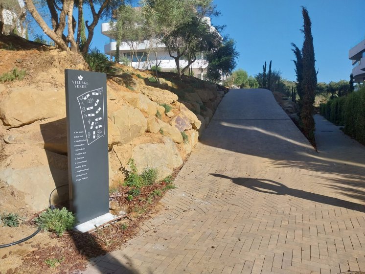 Tótem retroiluminado para urbanización Village Verde fase II en Sotogrande Cádiz.