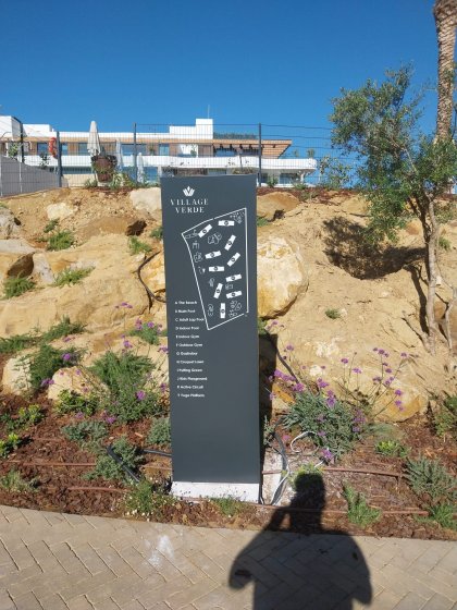 Tótem retroiluminado para urbanización Village Verde fase II en Sotogrande Cádiz.