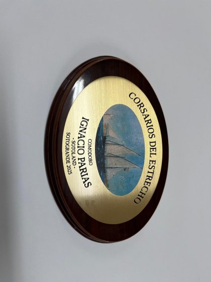 Trofeo en Metopa de madera con placa de lat&oacute;n en fotoimpresi&oacute;n y textos en bajo relieve con patina de tinta negra. Para Corsarios del Estrecho - Sotogrande C&aacute;diz