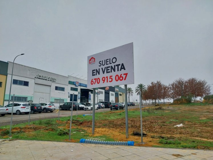 Valla cartelera panelable y rotulada con lona atornillada, para Grupo Inmobiliario MB Dos Hermanas Sevilla.