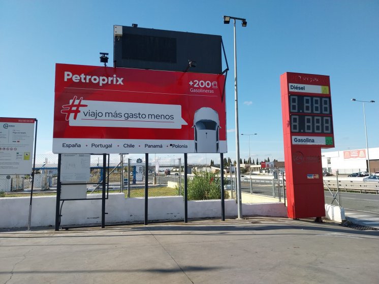 Valla cartelera panelable y rotulada con vinilo para Petroprix.