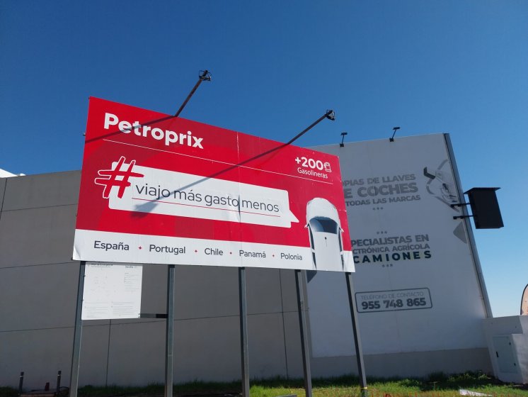 Valla cartelera panelable y rotulada con vinilo para Petroprix.