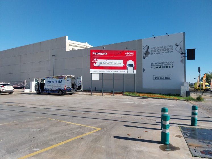 Valla cartelera panelable y rotulada con vinilo para Petroprix.