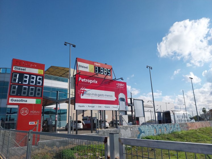 Valla cartelera panelable y rotulada con vinilo para Petroprix.