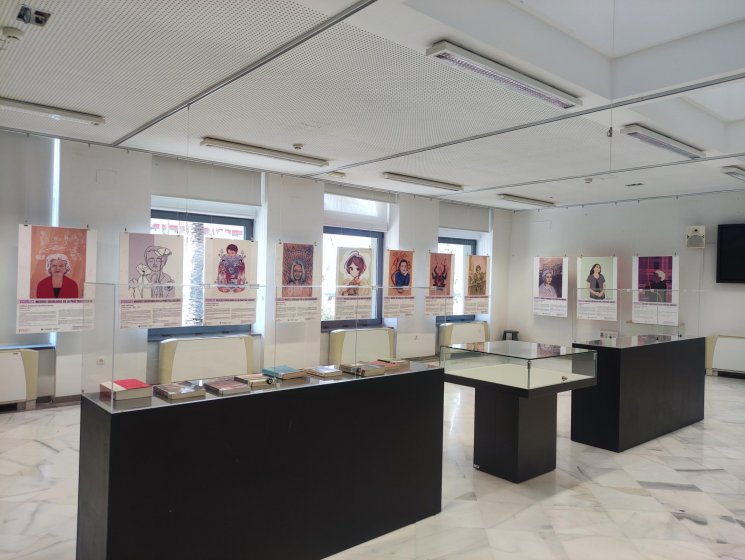 Vitrinas tipo urnas en metacrilato para exposici&oacute;n en Universidad pablo de Olavide, Sevilla