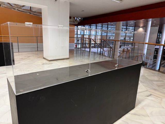 Vitrinas tipo urnas en metacrilato para exposici&oacute;n en Universidad pablo de Olavide, Sevilla