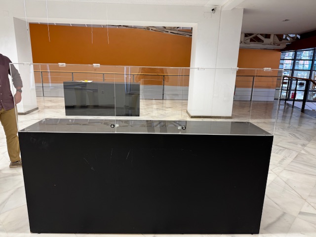 Vitrinas tipo urnas en metacrilato para exposici&oacute;n en Universidad pablo de Olavide, Sevilla