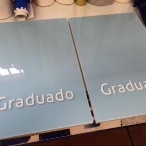 Placa de metacrilato rotulada a la inversa y con texto copóreo en el frontal. Cacelia Sevilla.