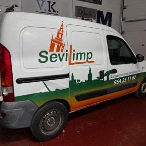 Reparaci&oacute;n en integral del latera de la rotulaci&oacute;n de furgoneta en Sevilla