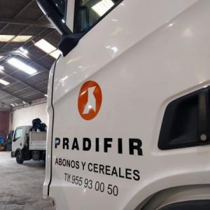 Rotulaci&oacute;n de cami&oacute;n en vinilo de corte. Padrifir en Sevilla. 