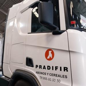 Rotulaci&oacute;n de cami&oacute;n en vinilo de corte. Padrifir en Sevilla. 