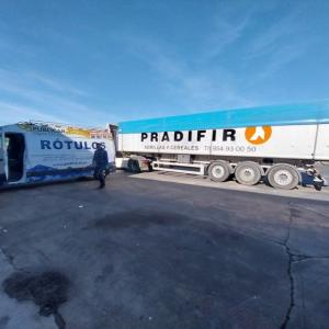 Rotulaci&oacute;n de cami&oacute;n en vinilo de corte para Pradifir, en Dos Hermanas Sevilla.