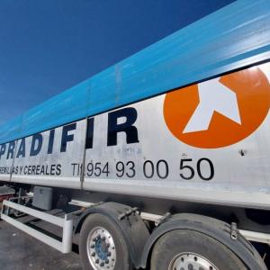 Rotulaci&oacute;n de cami&oacute;n en vinilo de corte para Pradifir, en Dos Hermanas Sevilla.