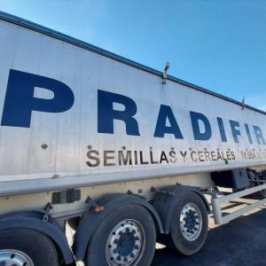 Rotulaci&oacute;n de cami&oacute;n en vinilo de corte para Pradifir, en Dos Hermanas Sevilla.