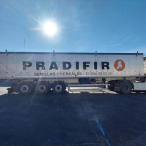 Rotulaci&oacute;n de cami&oacute;n en vinilo de corte para Pradifir, en Dos Hermanas Sevilla.