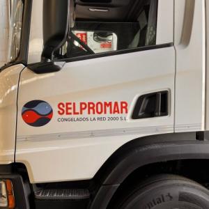 Rotulaci&oacute;n de cami&oacute;n en vinilo impreso, laminado UV y recortado para Selpromar en Sevilla