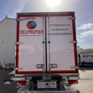 Rotulaci&oacute;n de cami&oacute;n en vinilo impreso, laminado UV y recortado para Selpromar en Sevilla