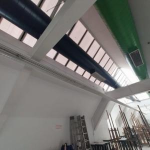 Rotulaci&oacute;n de claraboya para oscurecer y quitar rayos de sol en Facultad de Bellas Artes de la Universidad de Sevilla.