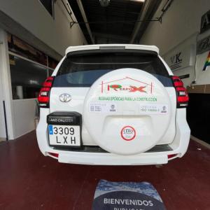 Rotulación de coche pick up en vinilo fundido en impresión digtal. Reepoxa Sevilla.