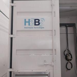 Rotulación de contenedor marítimo para H2B2 en Dos Hermanas Sevilla.