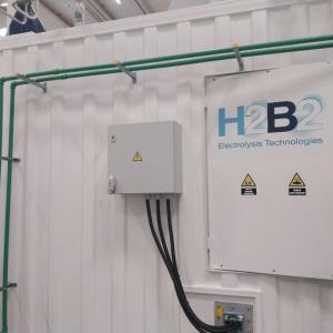 Rotulación de contenedor marítimo para H2B2 en Dos Hermanas Sevilla.